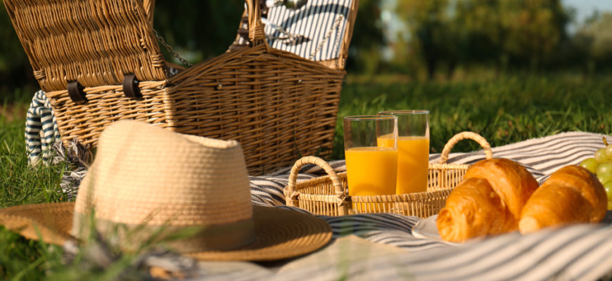 Picnic,Blanket,With,Delicious,Food,And,Juice,Outdoors,On,Sunny
