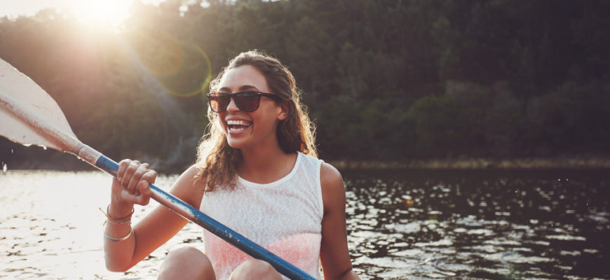 Smiling,Young,Woman,Kayaking,On,A,Lake.,Happy,Young,Woman