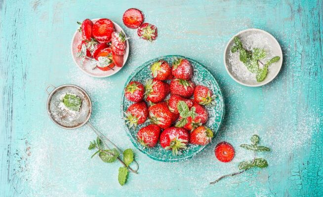 Strawberries with powder sugar and mint