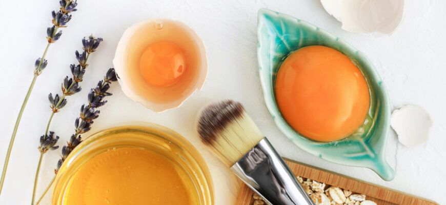 Bright,Egg,Yolks,,Oatflakes,,Honey,,Lavender,With,Cosmetic,Brush,Closeup,