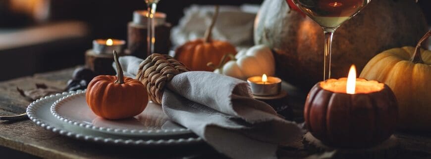 Fall,Table,Decoration,With,Pumpkins,,Wine.,Family,Cozy,Thanksgiving,Dinner