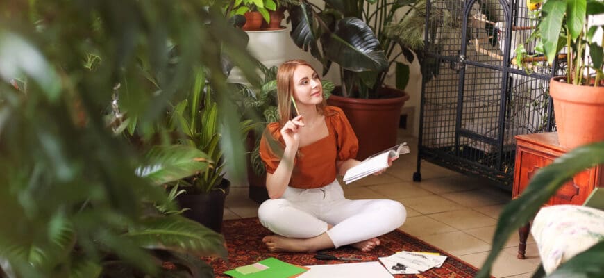 Young,Red,Haired,Woman,Creating,Her,Feng,Shui,Wish,Mapsitting